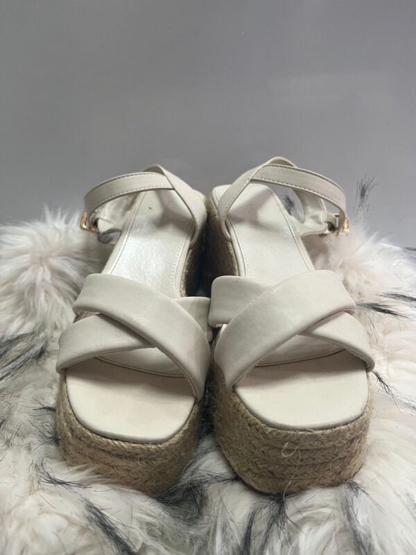 Sandalias Blancas con Plataforma de Yute Cruzadas - Imagen 3