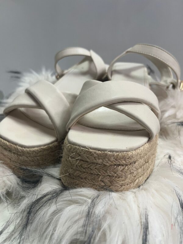 Sandalias Blancas con Plataforma de Yute Cruzadas - Imagen 2