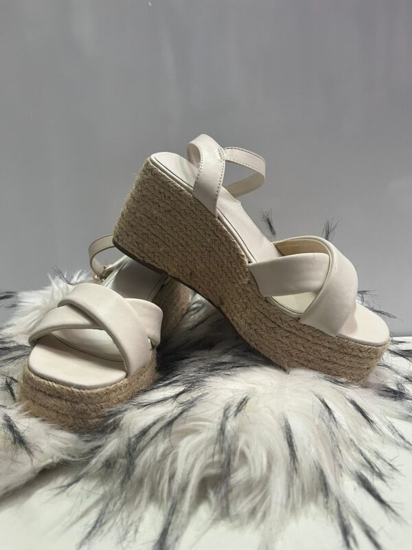 Sandalias Blancas con Plataforma de Yute Cruzadas