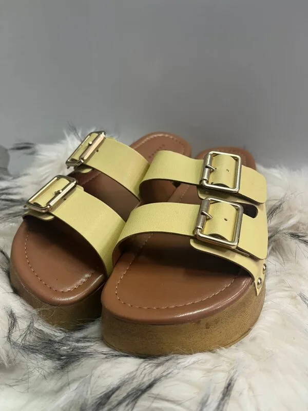 Sandalias Plataforma Amarillas con Hebillas Doradas - Imagen 2