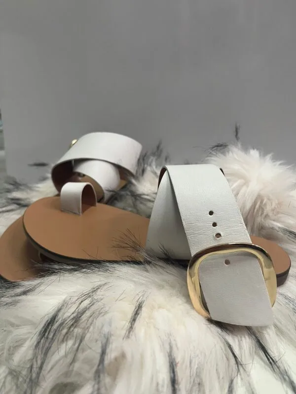 Sandalias Blancas Planas con Hebilla Dorada Talla 37 - Imagen 2