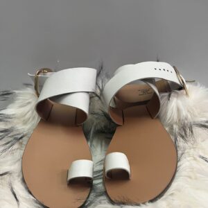 Sandalias Blancas Planas con Hebilla Dorada Talla 37
