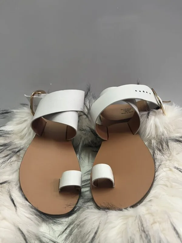 Sandalias Blancas Planas con Hebilla Dorada Talla 37