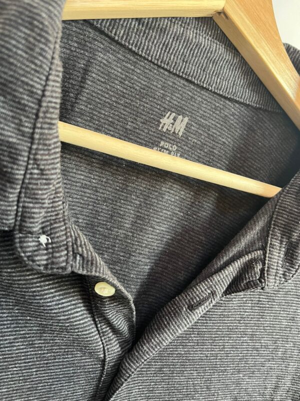 Polo de rayas gris H&M - estilo casual y cómodo - Imagen 2