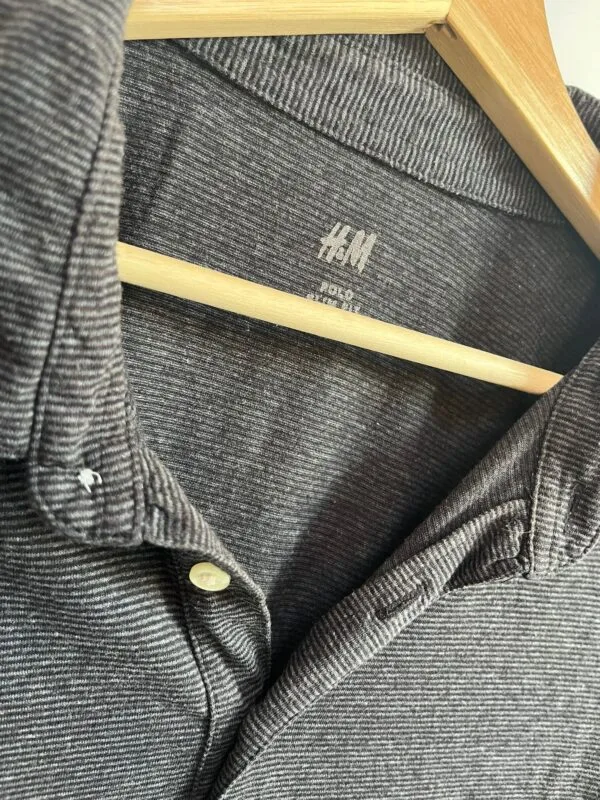 Polo de rayas gris H&M - estilo casual y cómodo - Imagen 2