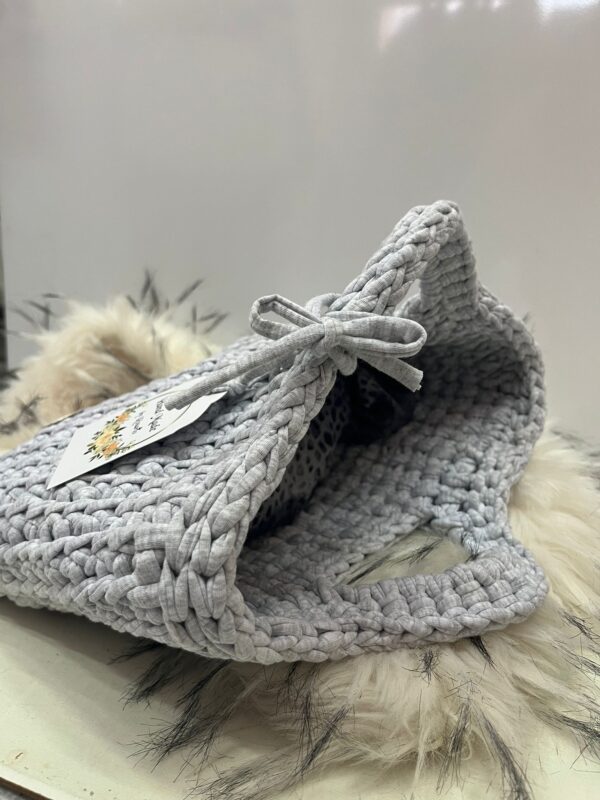 Bolso artesanal gris claro tejido a mano - Imagen 3