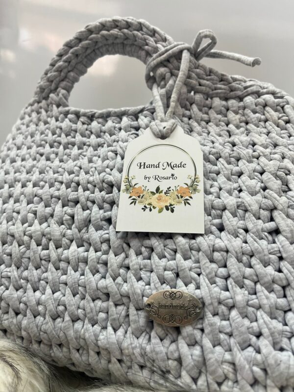 Bolso artesanal gris claro tejido a mano - Imagen 2