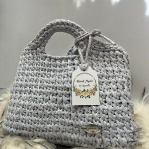Bolso artesanal gris claro tejido a mano