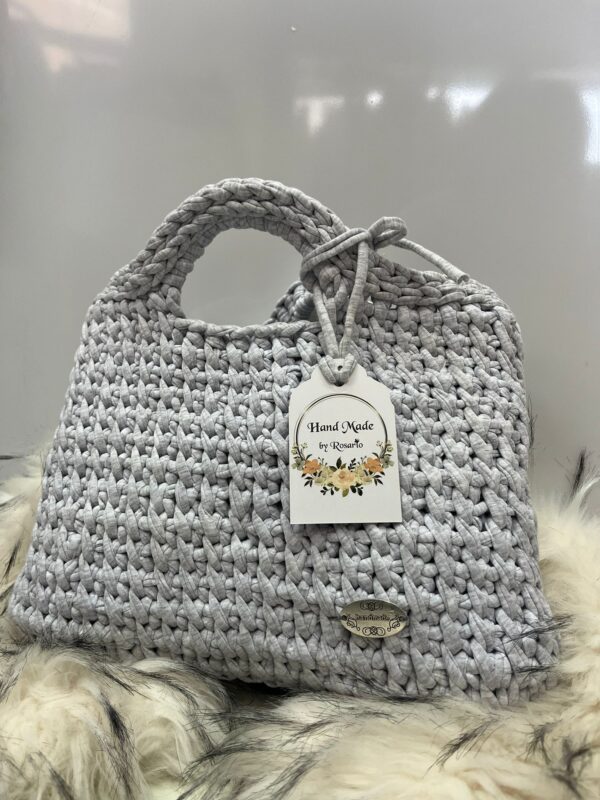 Bolso artesanal gris claro tejido a mano