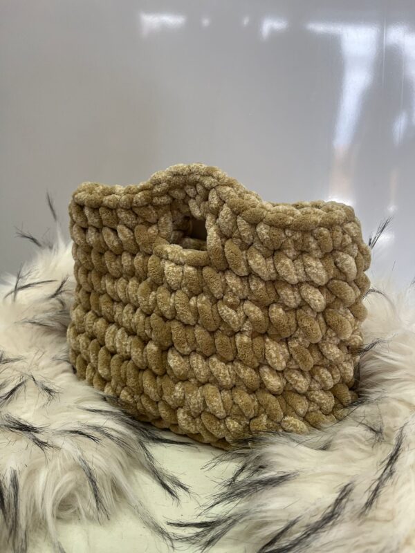 Bolso beige con textura acolchada - Imagen 3