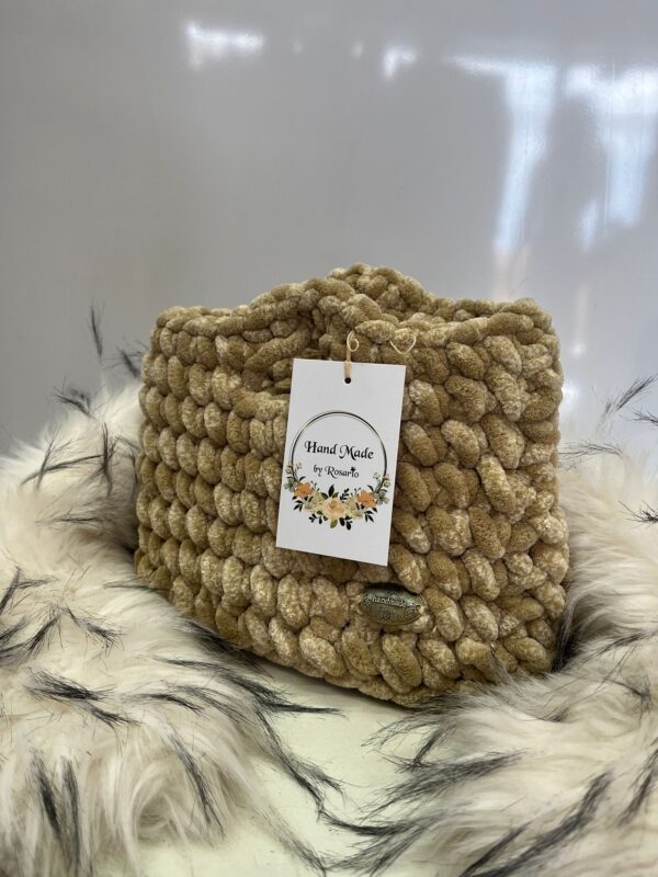 Bolso beige con textura acolchada