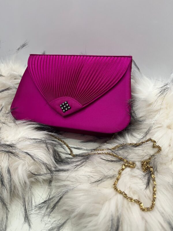 Bolso fucsia de fiesta con cadena dorada - Imagen 2