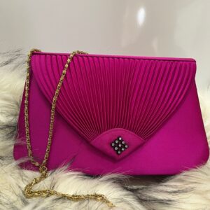 Bolso fucsia de fiesta con cadena dorada