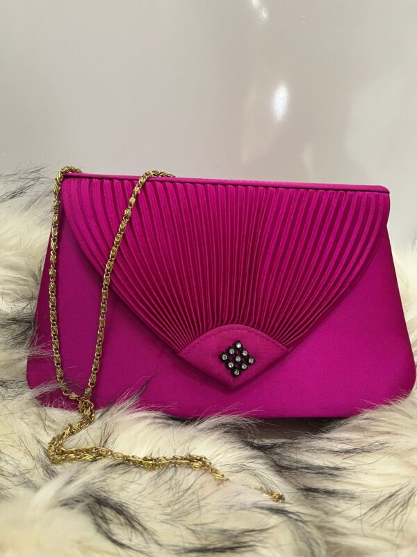 Bolso fucsia de fiesta con cadena dorada