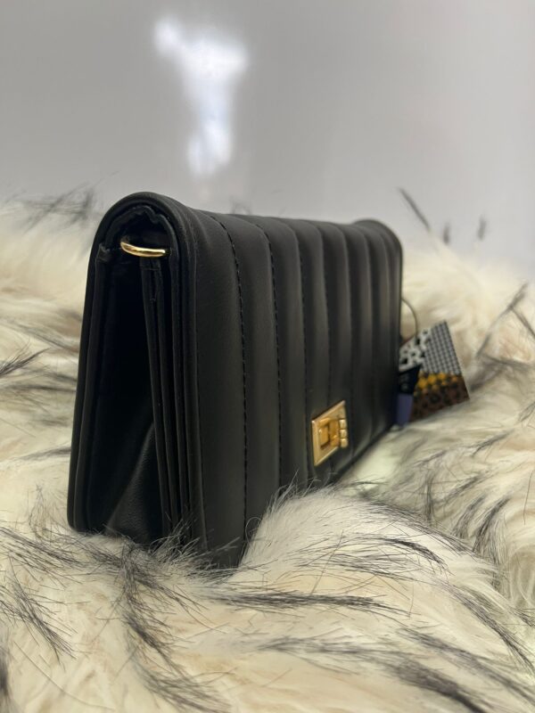 Bolso negro con correa tribal - Imagen 2