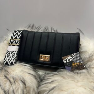 Bolso negro con correa tribal