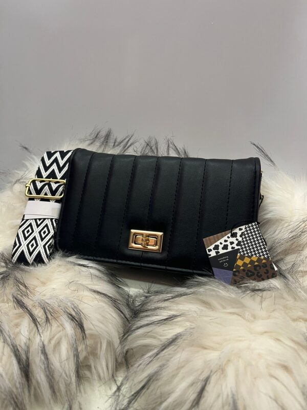 Bolso negro con correa tribal