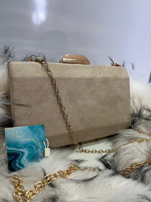 Bolso clutch dorado con cadena - Imagen 2