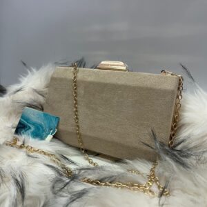 Bolso clutch dorado con cadena
