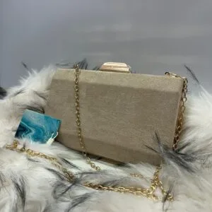 Bolso clutch dorado con cadena
