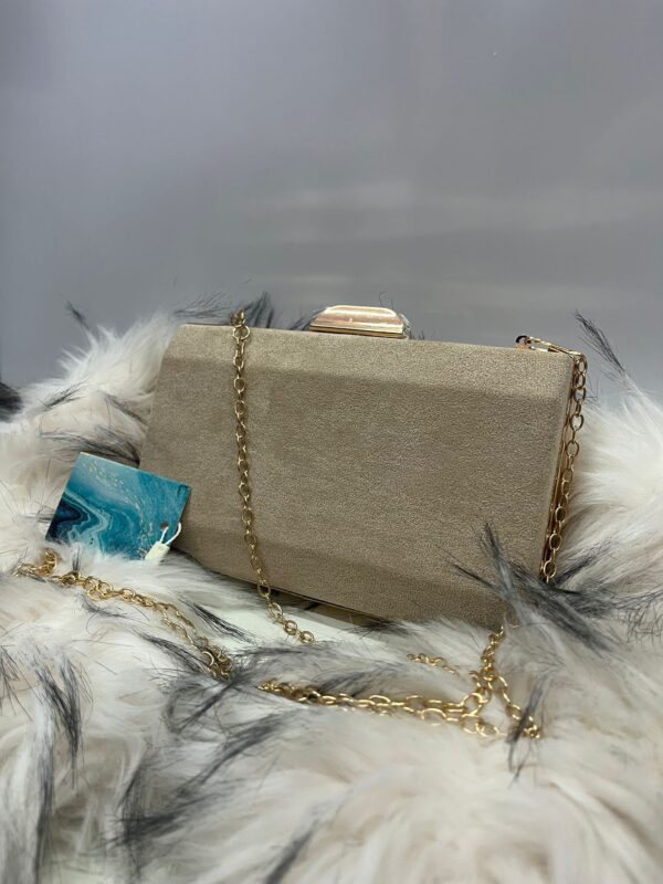 Bolso clutch dorado con cadena