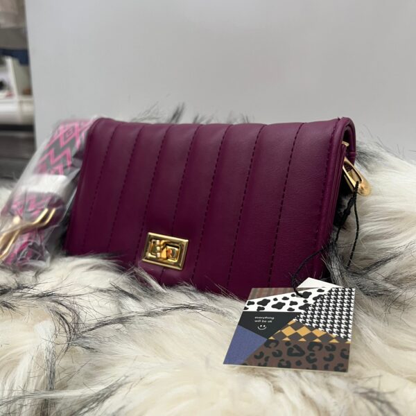 Bolso burdeos con correa estampada - Imagen 2