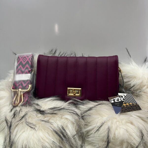 Bolso burdeos con correa estampada