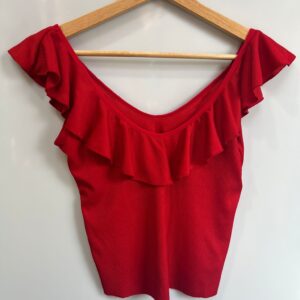 Top rojo con volantes off-shoulder