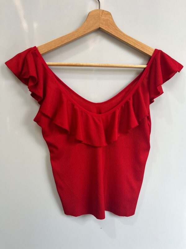 Top rojo con volantes off-shoulder