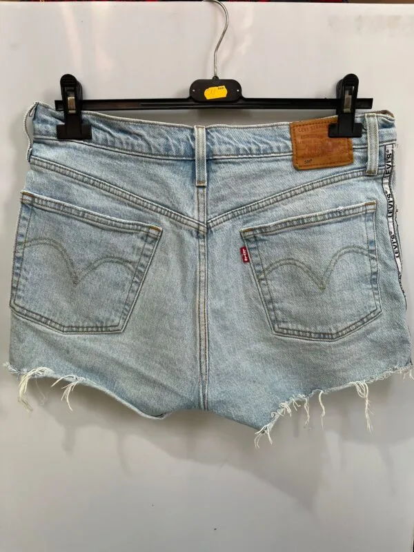 Shorts denim Levi’s con borde deshilachado y cinta lateral - Imagen 2