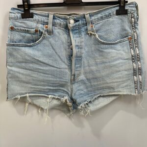 Shorts denim Levi’s con borde deshilachado y cinta lateral
