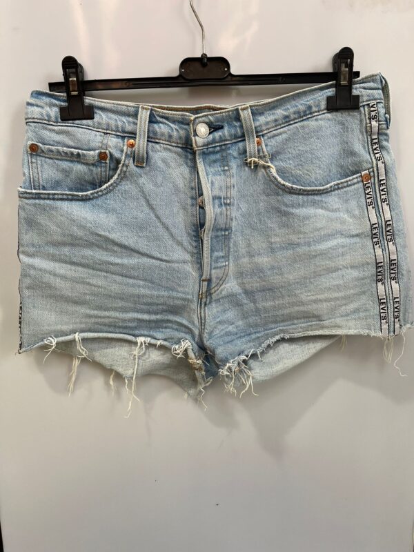 Shorts denim Levi’s con borde deshilachado y cinta lateral