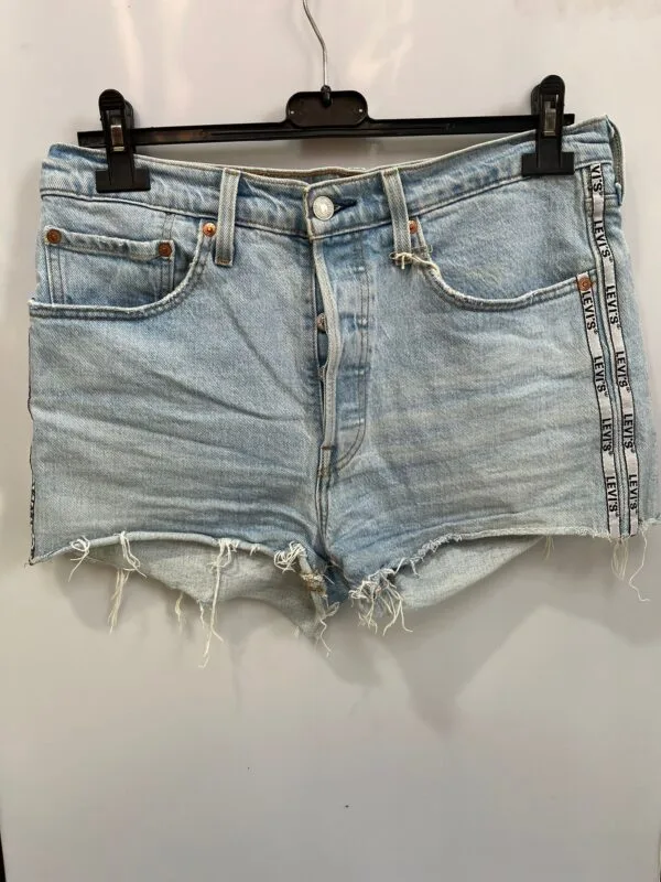 Shorts denim Levi’s con borde deshilachado y cinta lateral