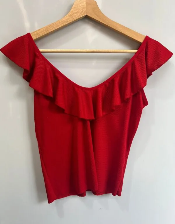 Top rojo con volantes off-shoulder - Imagen 2
