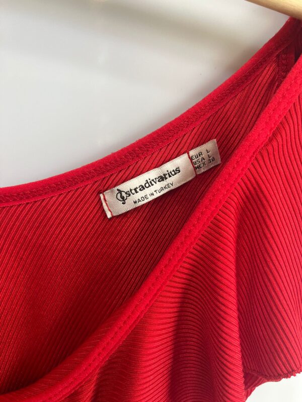Top rojo con volantes off-shoulder - Imagen 3