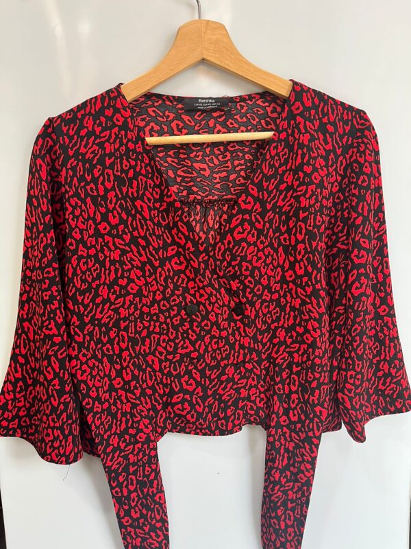 Blusa de Bershka Animal Print Rojo Fuego XS