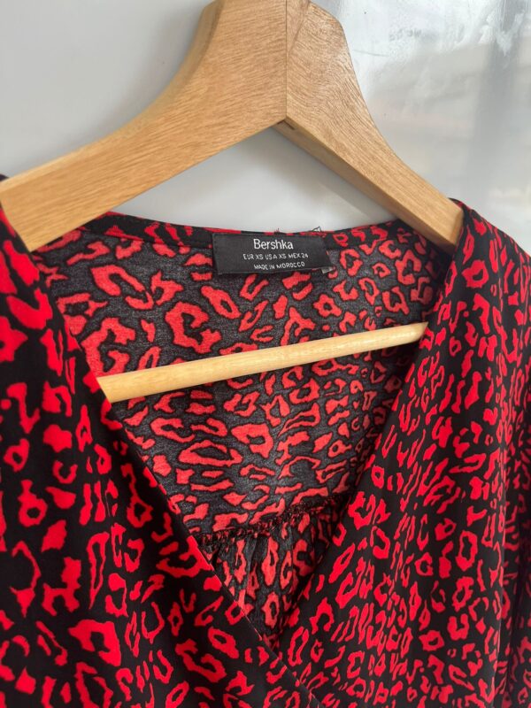 Blusa de Bershka Animal Print Rojo Fuego XS - Imagen 2