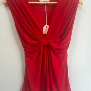 Top rojo drapeado con nudo central