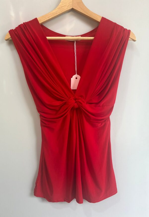 Top rojo drapeado con nudo central