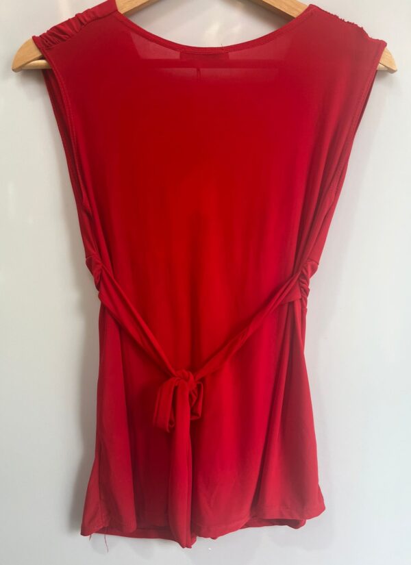 Top rojo drapeado con nudo central - Imagen 2