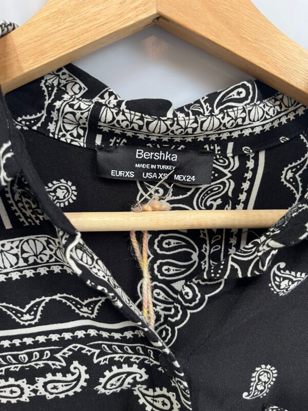 Camisa estampado pañuelo Bershka - Imagen 2