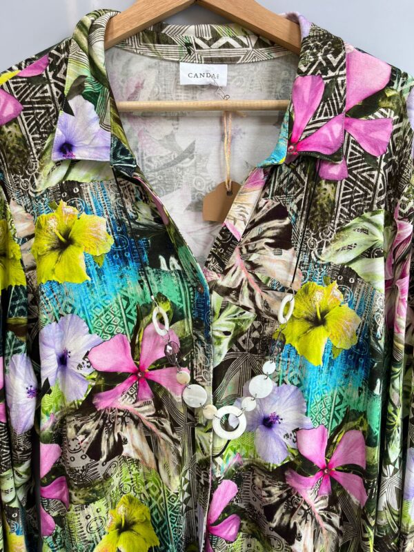 Camisa tropical de flores multicolor - Imagen 2