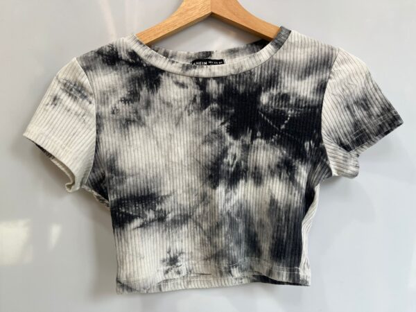 Top crop tie-dye Shein en blanco y negro