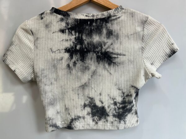 Top crop tie-dye Shein en blanco y negro - Imagen 2