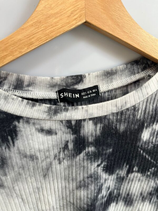 Top crop tie-dye Shein en blanco y negro - Imagen 3