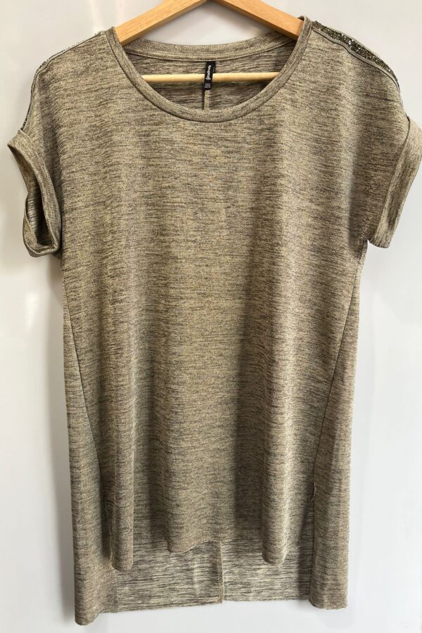 Camiseta beige con brillo y pedrería - Imagen 2