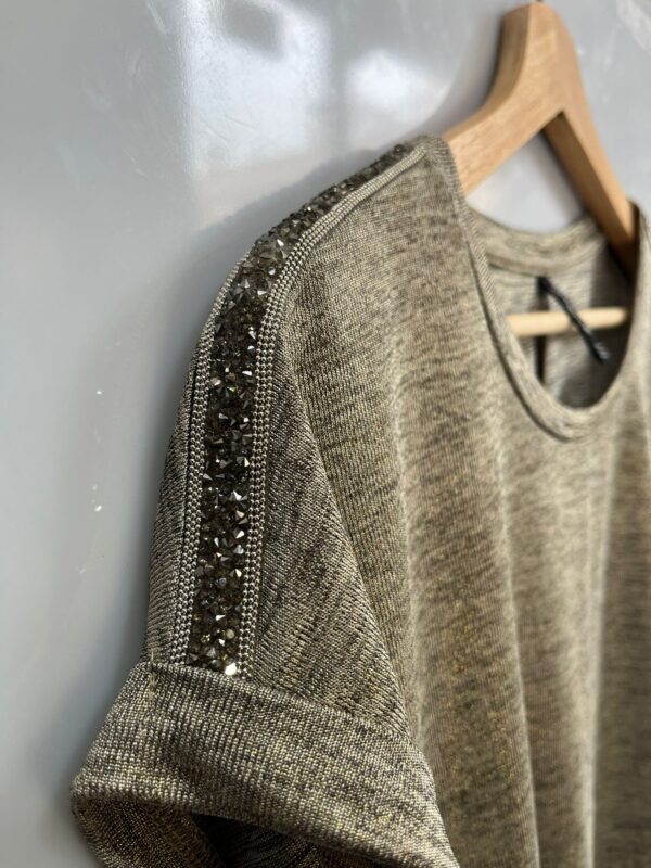 Camiseta beige con brillo y pedrería - Imagen 4