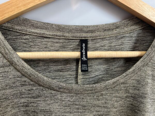 Camiseta beige con brillo y pedrería - Imagen 5