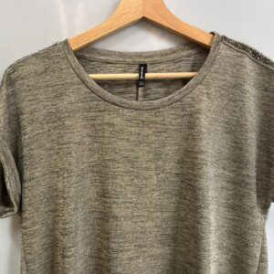 Camiseta beige con brillo y pedrería