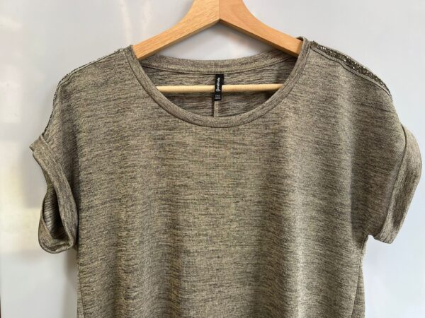 Camiseta beige con brillo y pedrería